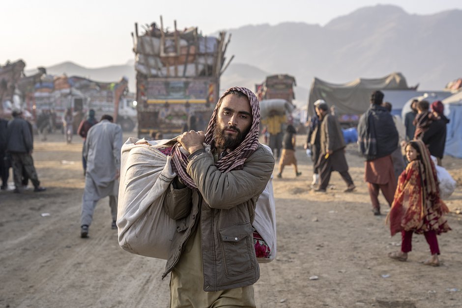 Афганские беженцы в лагере Торкхам недалеко от пакистано-афганской границы, Афганистан, 4 ноября 2023 года
