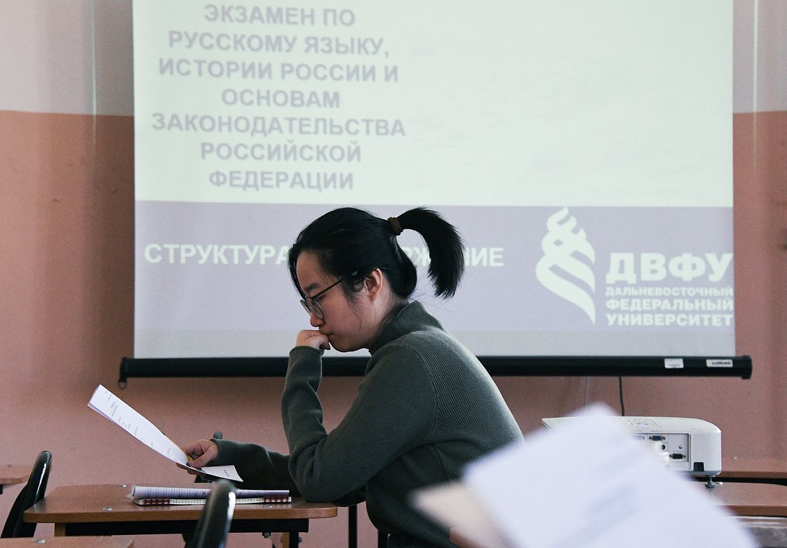 Гражданка КНР слушает лекцию по русскому языку в Дальневосточном федеральном университете