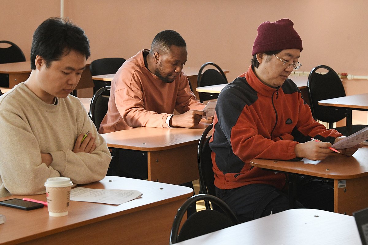 Иностранные граждане слушают лекцию по русскому языку в Дальневосточном федеральном университете