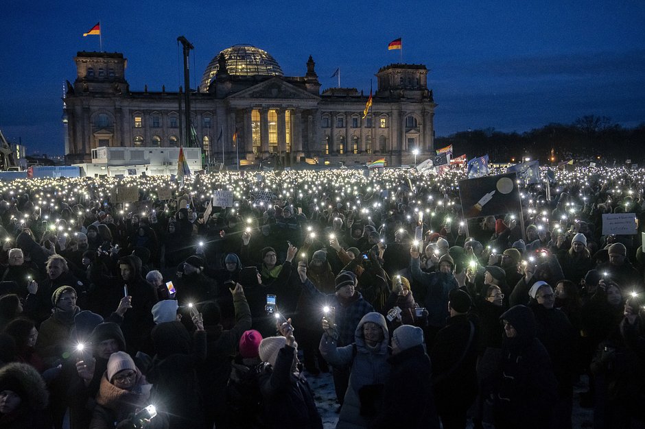 Акция протеста против партии АдГ и «правого экстремизма» перед зданием Рейхстага в Берлине, Германия, 21 января 2024 года