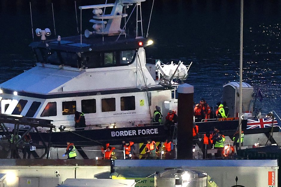 Мигранты высаживаются с судна британских пограничных войск по прибытии в порт Дувр, Великобритания, 17 января 2024 года