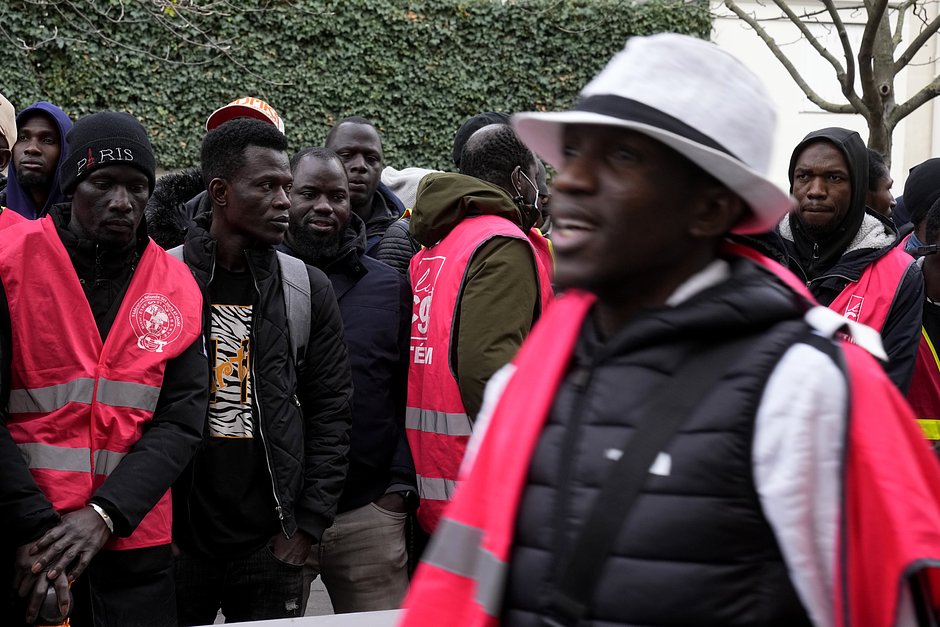 Мигранты без документов перед зданием Национального собрания в Париже, 11 декабря 2023 года