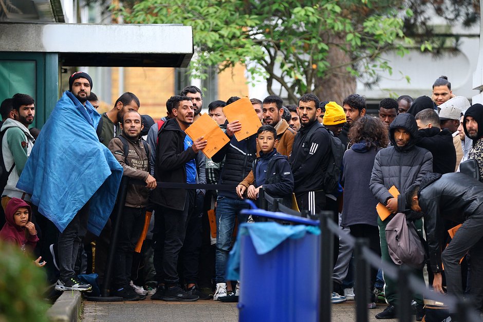 Мигранты в зоне ожидания в центре прибытия просителей убежища в районе Райникендорф, Берлин, Германия, 6 октября 2023 года