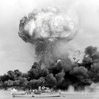 Взрыв австралийского сухогруза Neptuna, пораженного японскими бомбами в порту Дарвин. На переднем плане австралийский корвет Deloraine, 19 февраля 1942 года 