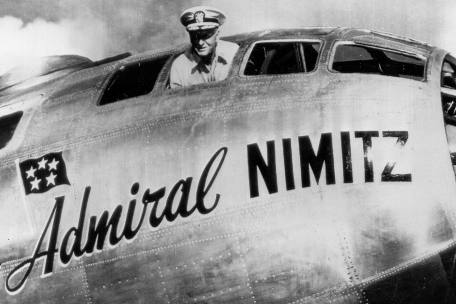Адмирал Честер Нимиц высовывается из бомбардировщика, названного в его честь