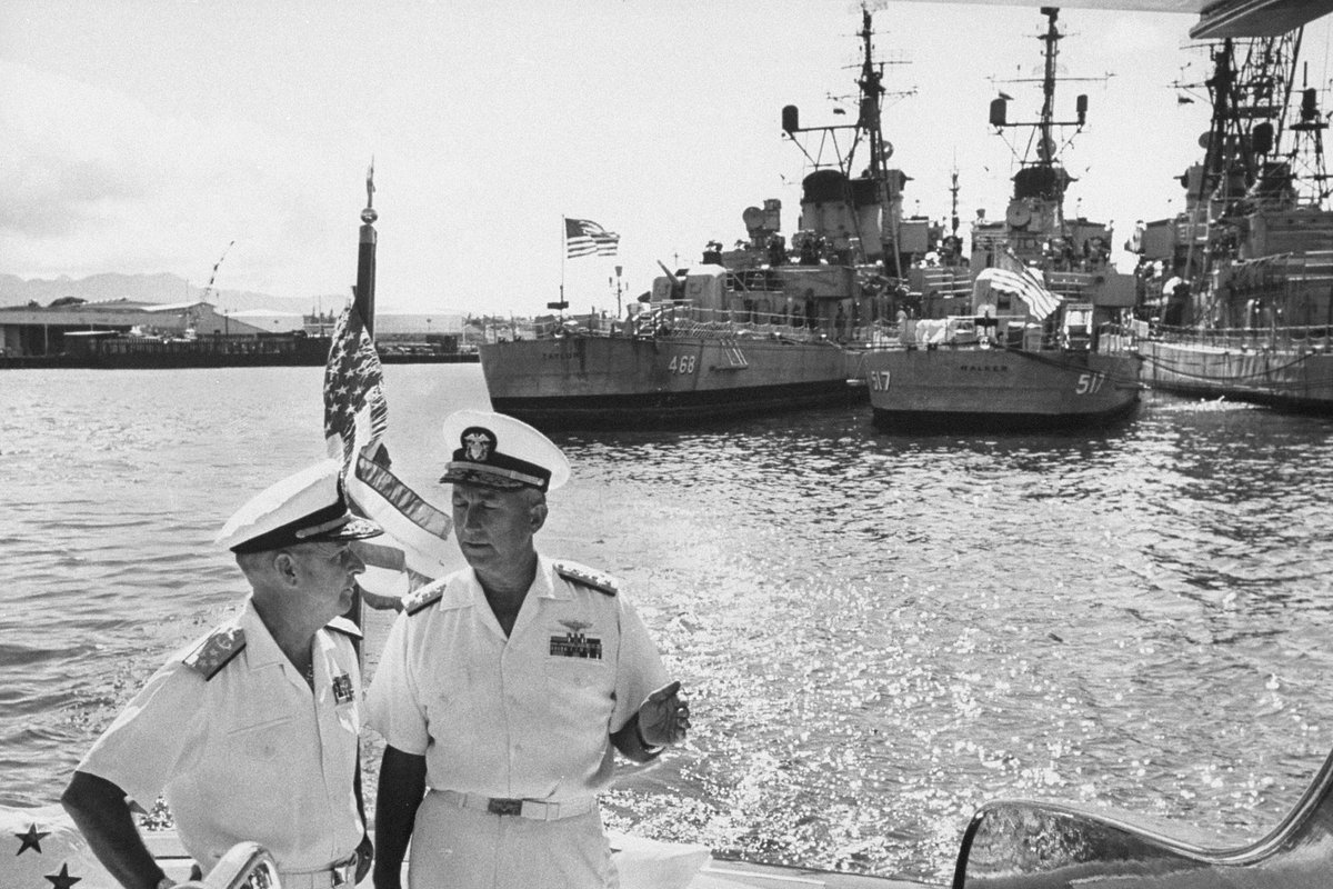 Адмиралы США Улисс Грант Шарп-младший (слева) и Томас Мурер во время инспекционной поездки по Перл-Харбору