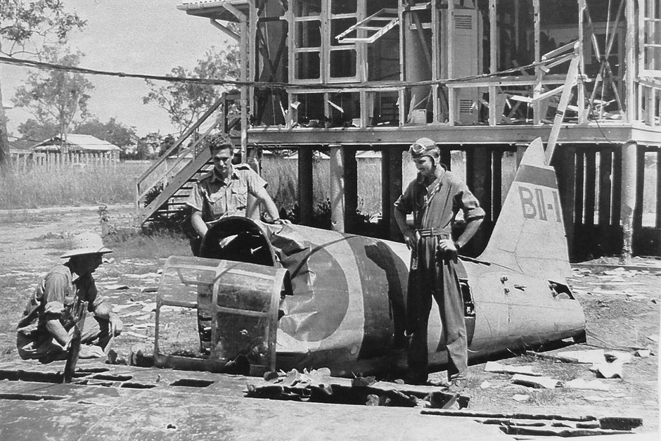 Австралийские авиаторы у обломков сбитого японского палубного истребителя Mitsubishi A6M2, февраль 1942 года