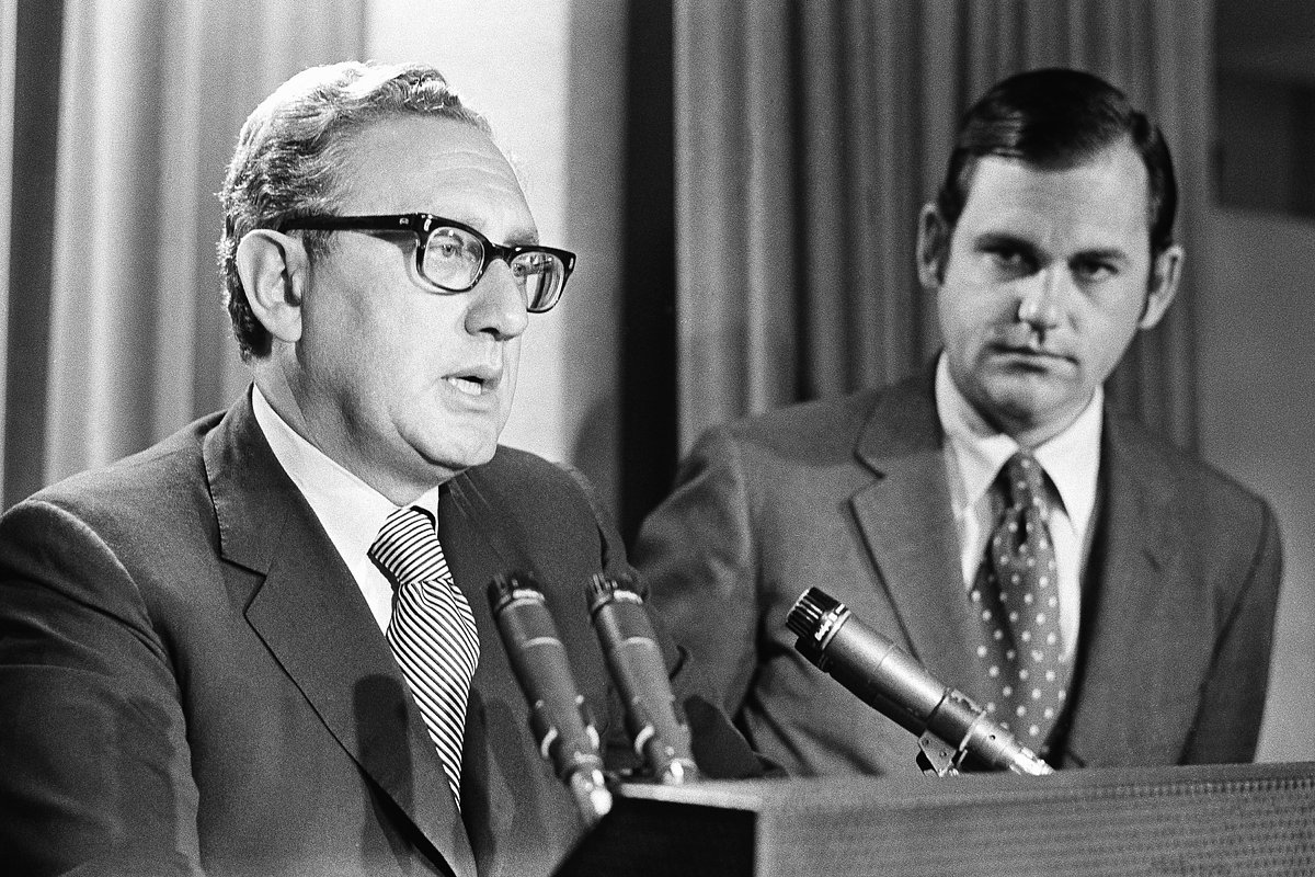 Генри Киссинджер, советник президента США, информирует журналистов о предстоящей поездке в Китай, Вашингтон, США, 5 октября 1971 года