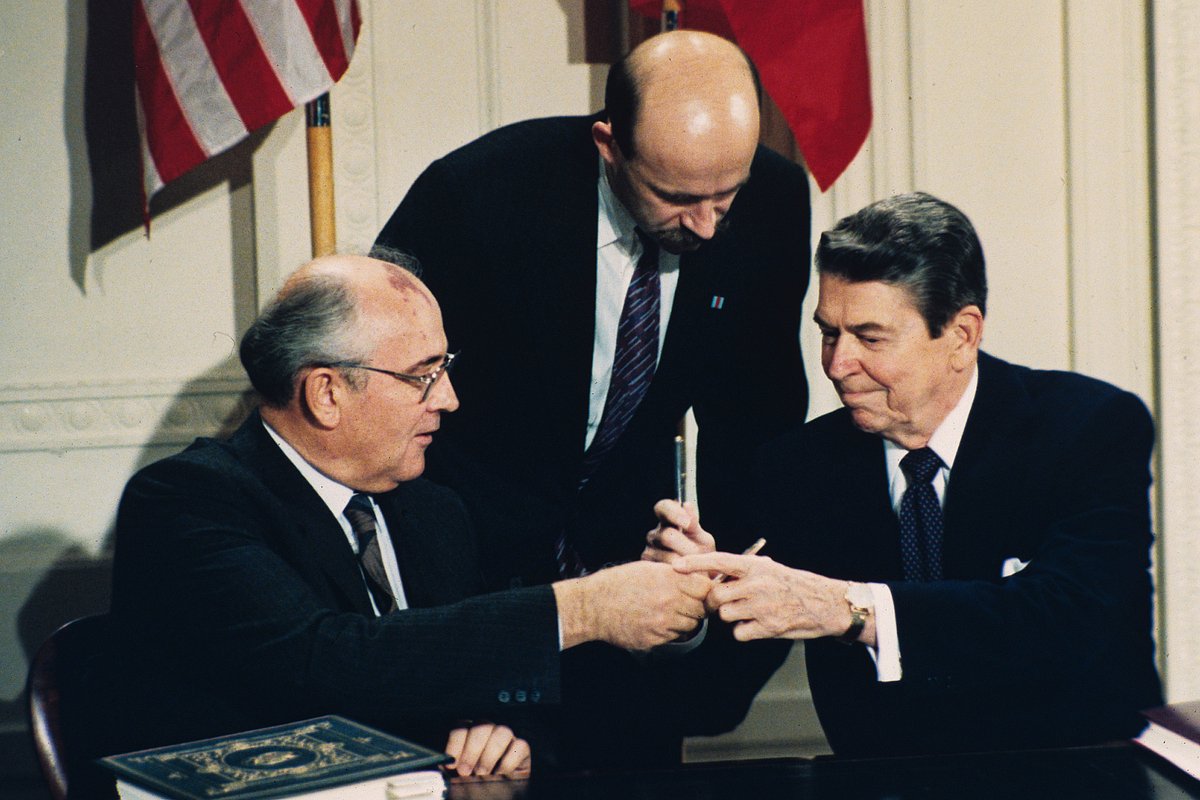 Президент США Рональд Рейган и генеральный секретарь ЦК КПСС Михаил Горбачев обмениваются ручками на церемонии подписания Договора о ликвидации ракет средней и меньшей дальности (ДРСМД) в Белом доме. Вашингтон, округ Колумбия, 8 декабря 1987 года