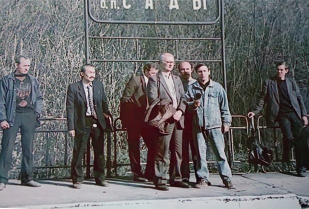 Андрей Чикатило (четвертый слева) на следственном эксперименте