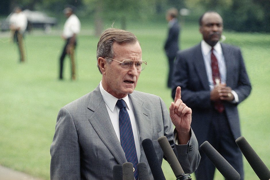 Президент Джордж Буш беседует с репортерами в Вашингтоне по прибытии в Белый дом из Кэмп-Дэвида, 5 августа 1990 года