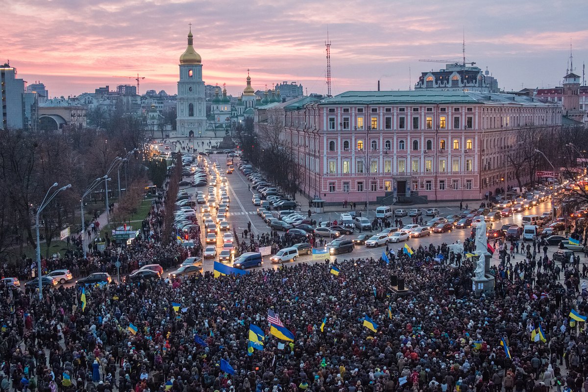 Участники акции в поддержку евроинтеграции Украины на Михайловской площади в Киеве, 31 ноября 2013 года