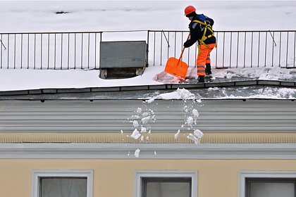 Рабочего придавило глыбой льда во время чистки крыши под Москвой