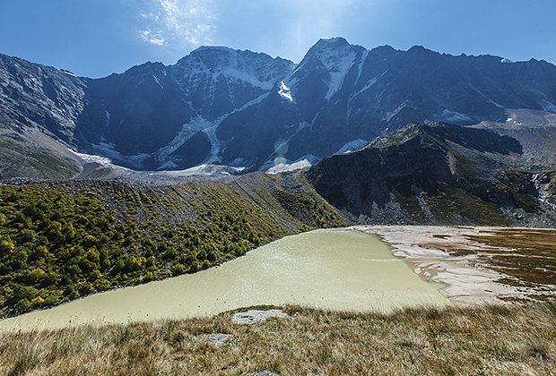 Озеро Донгуз-Орун расположено на склоне Чегета. У него необычная продолговатая форма и красивый бирюзовый цвет, рядом находится ледник Семерка