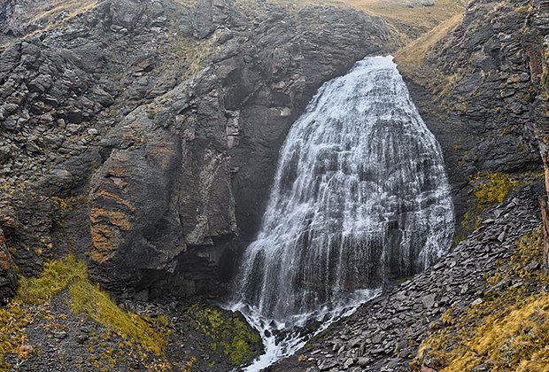 К водопаду Чыранбаши-су вода поступает из ледника Гара-Баши и падает с высоты около 30 метров