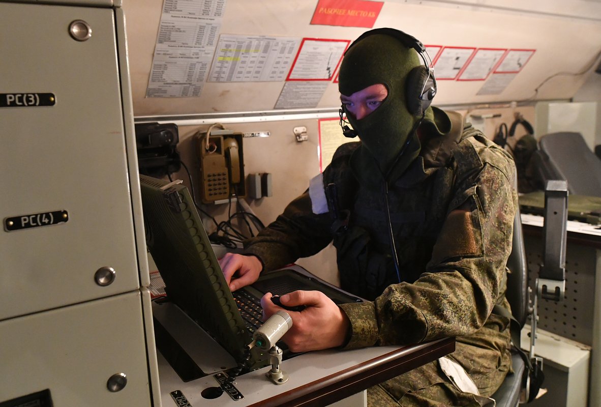 Военнослужащий в кабине управления ракетным комплексом "Искандер" на харьковском направлении в зоне проведения СВО
