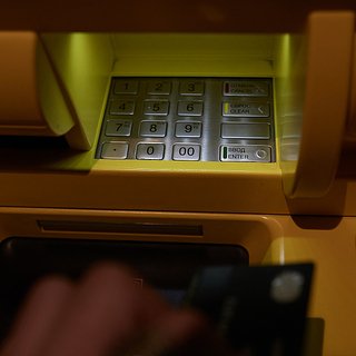 В России предложили ограничить внесение наличных в банкомате
