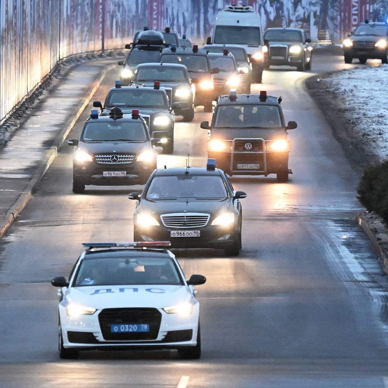 В российском городе заметили предполагаемый кортеж Путина: Общество:  Россия: Lenta.ru