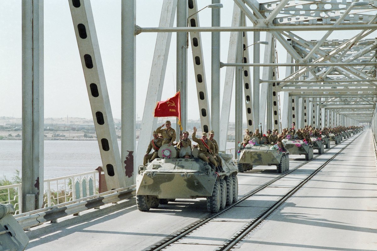 Первая колонна советских войск пересекает советско-афганскую границу по мосту Дружбы, 1988 год 