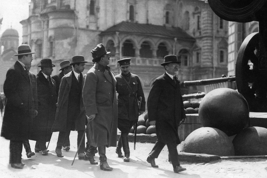 Михаил Калинин (справа) показывает Аманулле-хану Московский Кремль в ходе визита эмира Афганистана в СССР, 1928 год 