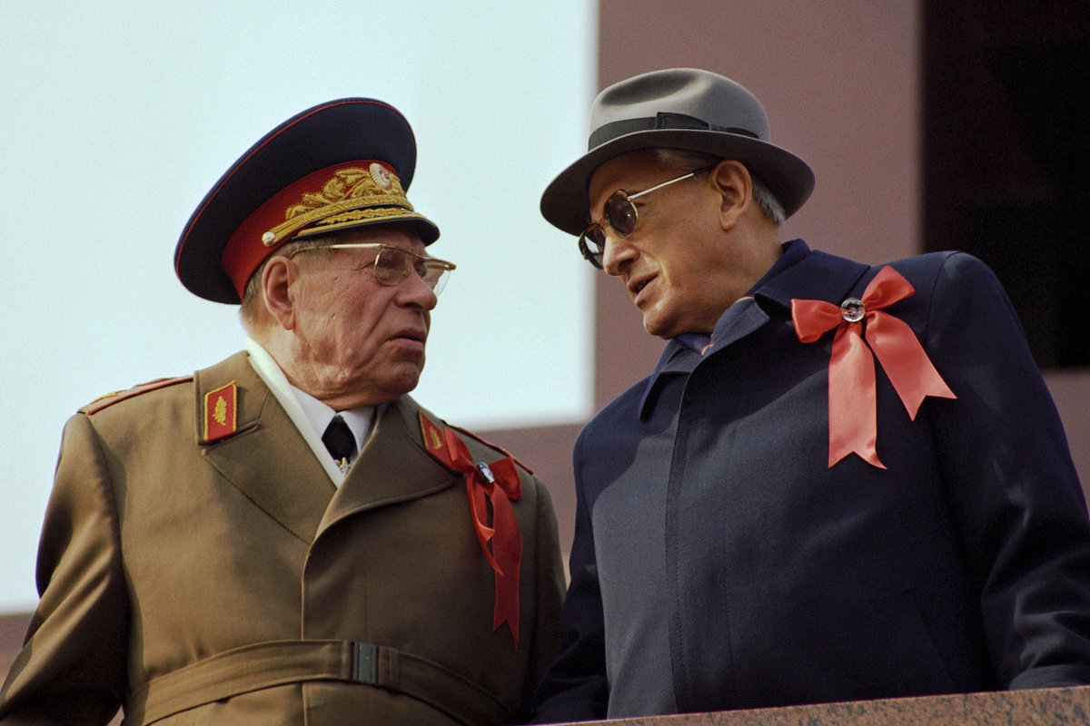 Дмитрий Устинов и Юрий Андропов на первомайской демонстрации, 1983 год