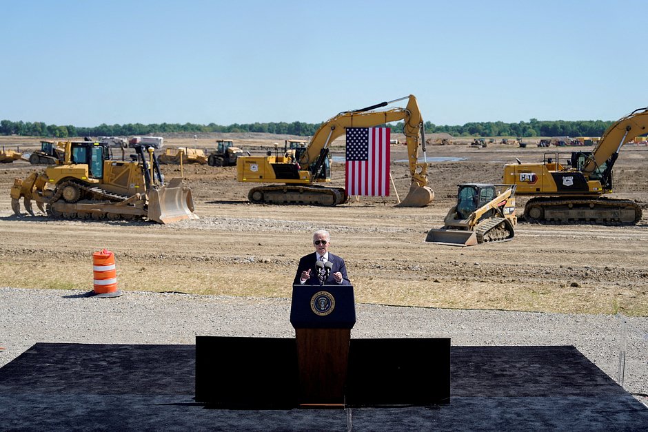 Президент США Джо Байден зачитывает речь при начале строительства нового завода по производству полупроводников Intel в Нью-Олбани, штат Огайо, США, 9 сентября 2022 года