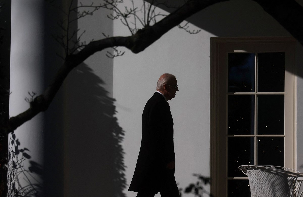 Президент США Джо Байден идет в Овальный кабинет после прибытия на корабле Marine One из Делавэра в Белый дом в Вашингтоне, США, 19 декабря 2022 года