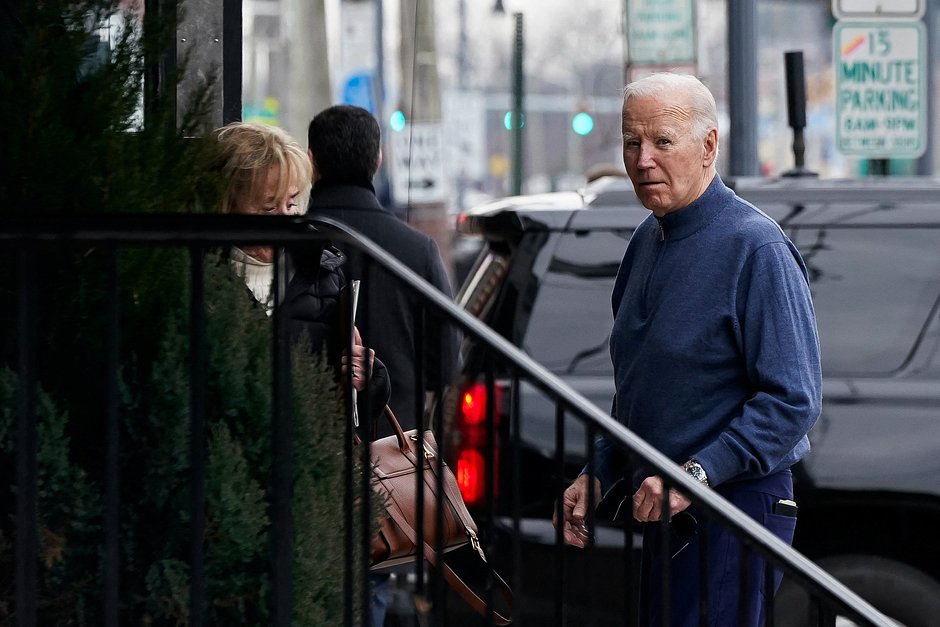 Президент США Джо Байден покидает ресторан после обеда со своей сестрой Валери Байден Оуэнс в Уилмингтоне, штат Делавэр, США, 10 февраля 2024 года