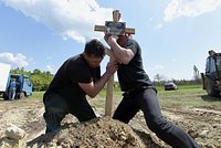 Зачем россиянам вскрывать цинковые гробы участников СВО? И почему им говорят, что этого делать нельзя