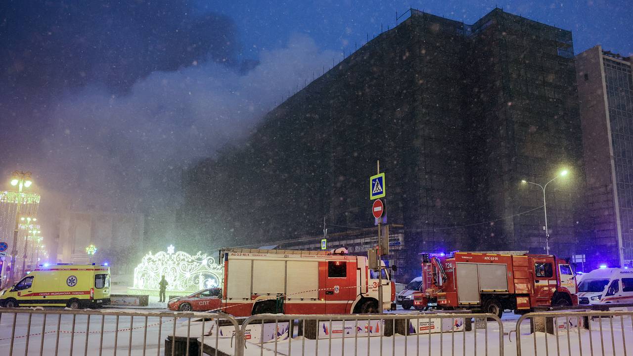 В центре Москвы вспыхнул крупный пожар. Загорелись три здания на площади  1500 метров, одно из них частично обрушилось: Происшествия: Россия: Lenta.ru