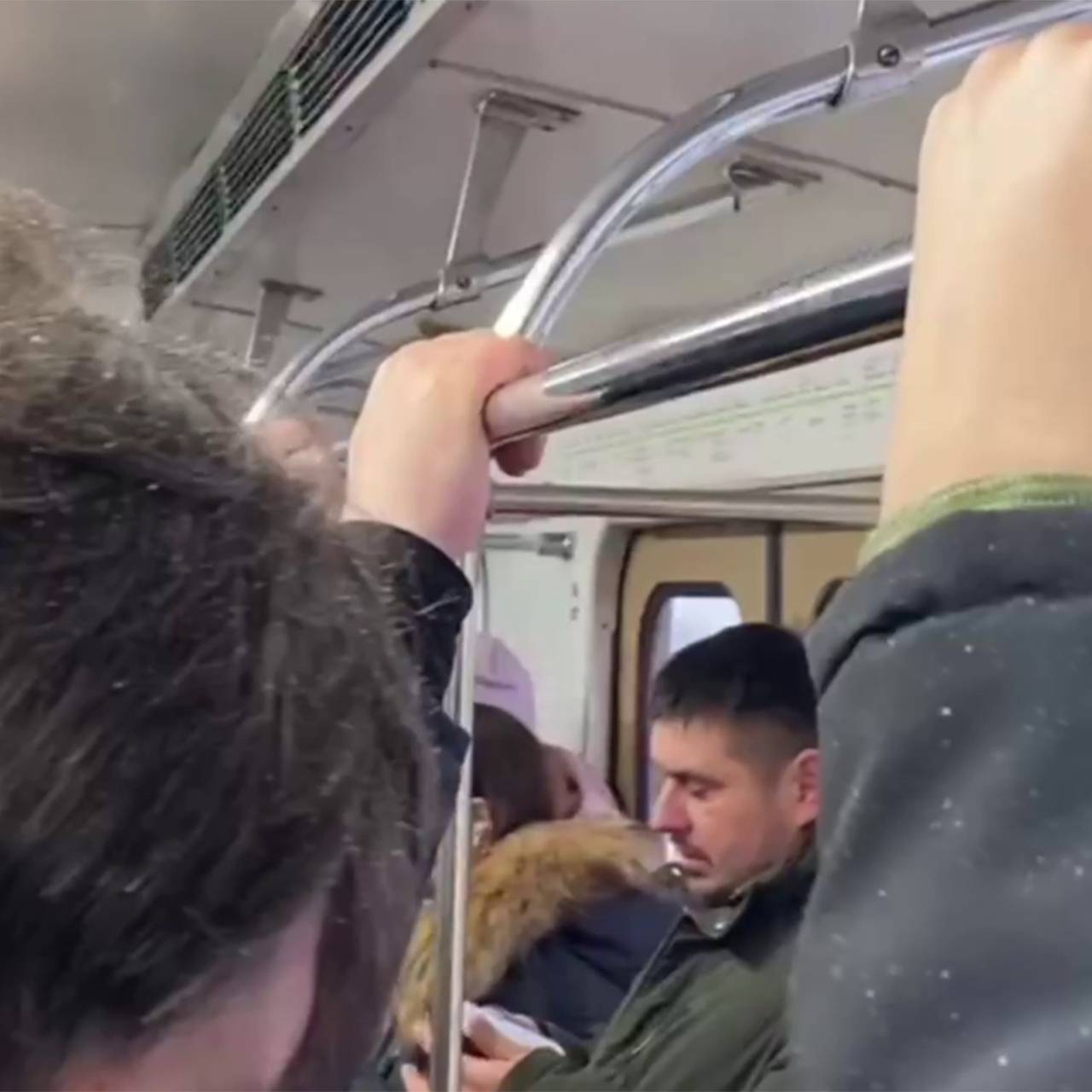 В московском метро пошел снег