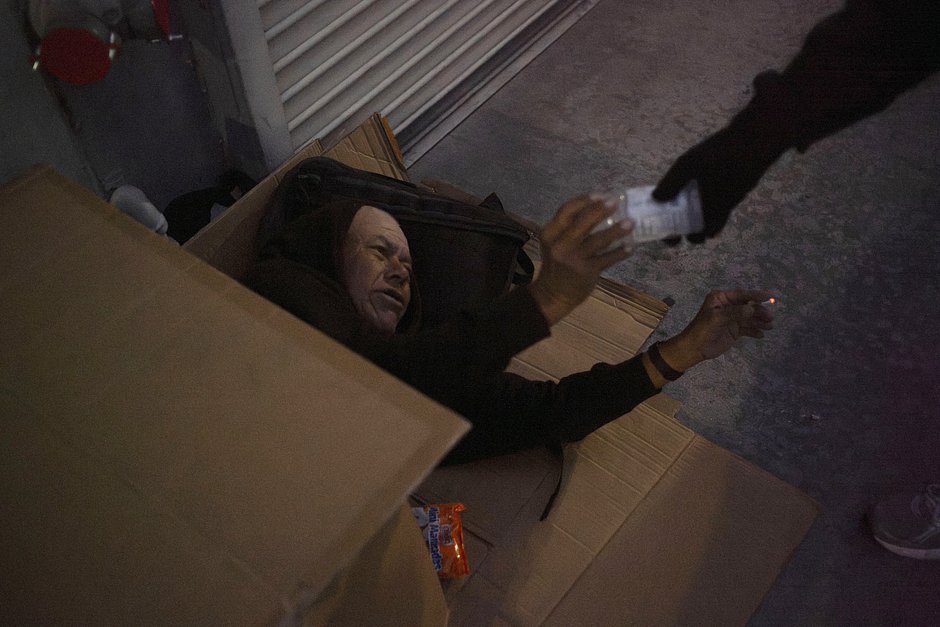 Франсиско Санчес, который остается бездомным почти 30 лет, лежит в импровизированном картонном убежище, Лос-Анджелес, 25 октября 2023 года
