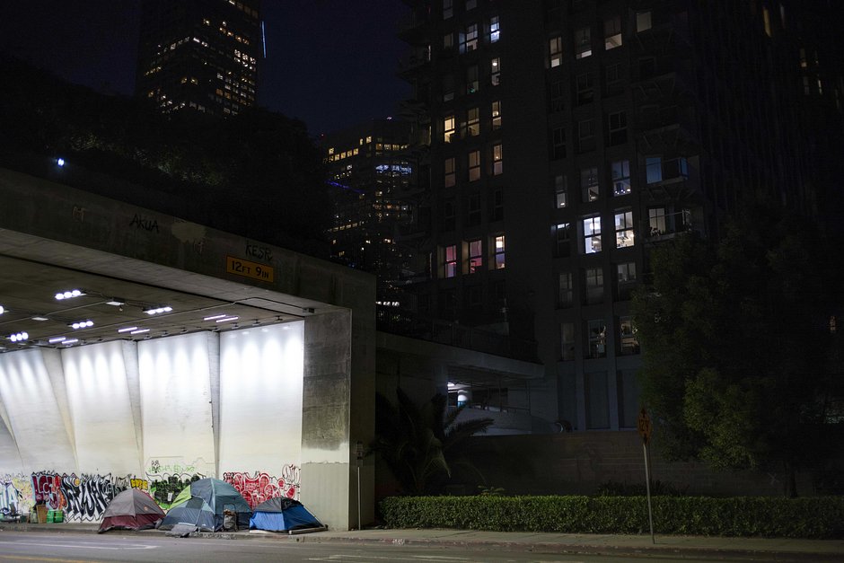 Небольшой лагерь для бездомных в тоннеле в центре Лос-Анджелеса, 14 сентября 2023 года