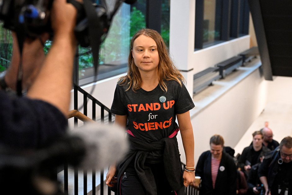 Шведская активистка по вопросам климата Грета Тунберг входит в окружной суд Мальмё, Швеция, 11 октября 2023 года