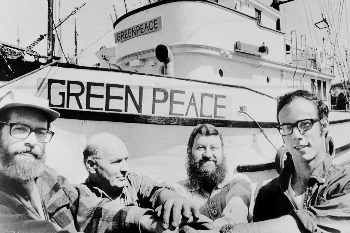 Джим Болен, сокоординатор комитета «Не поднимай волну» (слева), со шкипером судна «Гринпис» Джоном Кормаком, Ирвингом Стоу и Полом Коутом из отделения «Сьерра-клуба» (слева направо) в гавани Ванкувера перед отплытием на острове Амчитка, 5 августа 1971 года