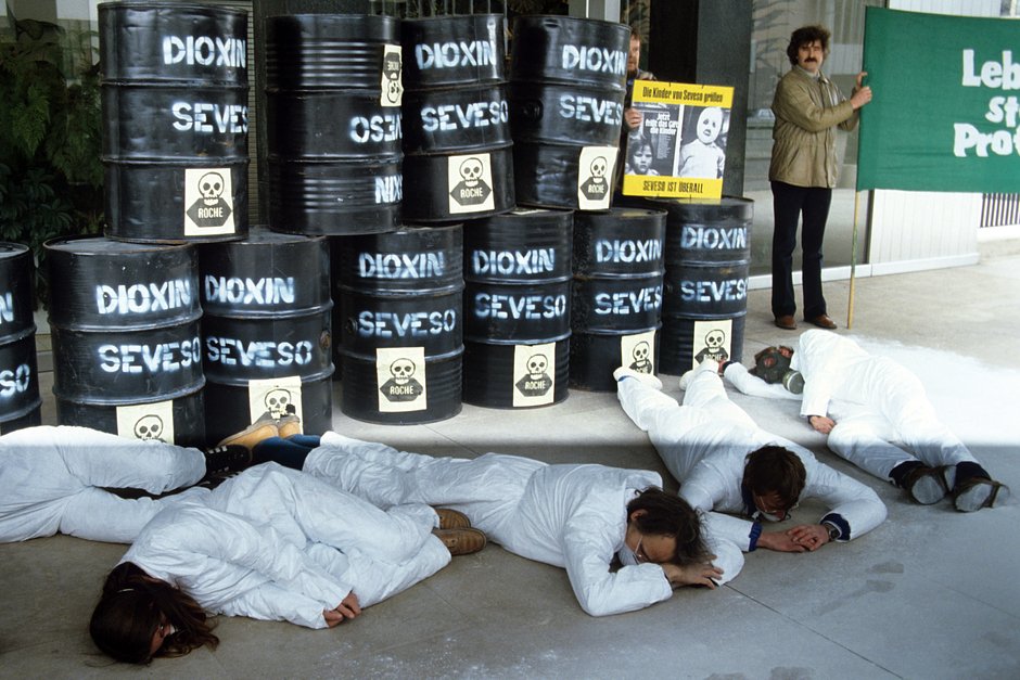 Члены «Гринпис» лежат возле офиса Hoffmann La Roche в Базеле, Швейцария, в знак протеста во время скандала вокруг пропажи бочек с токсичными диоксиновыми отходами после ликвидации последствий катастрофы в Севезо в 1976 году