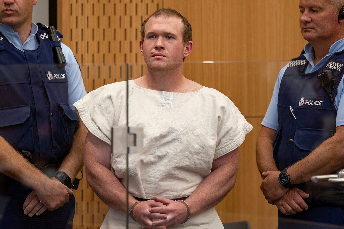 Брентон Таррант, обвиненный в убийстве в связи с нападениями на мечети, на скамье подсудимых в окружном суде Крайстчерча, Новая Зеландия, 16 марта 2019 года
