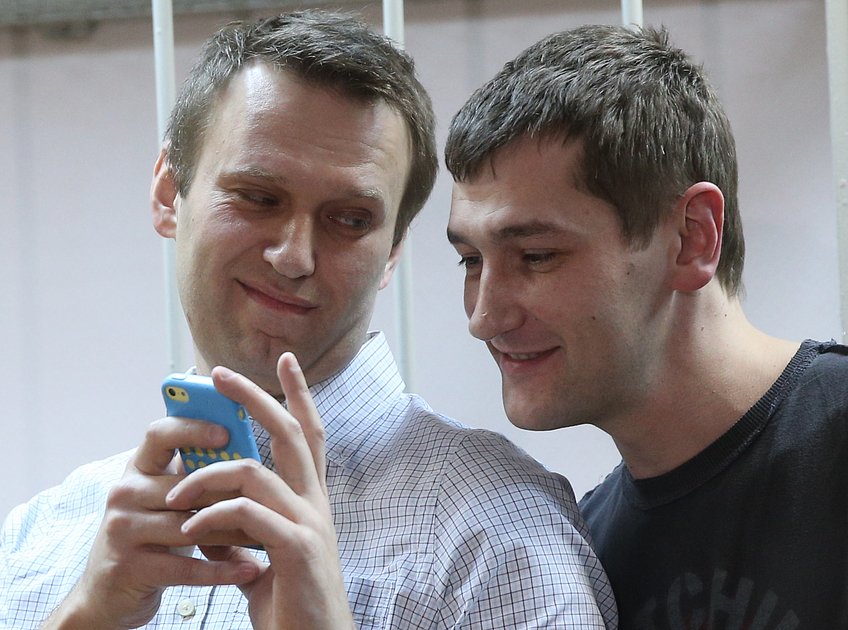 Алексей и Олег Навальные, обвиняемые в хищении у косметической компании «Ив Роше» более 26 миллионов рублей, после оглашения приговора в Замоскворецком суде