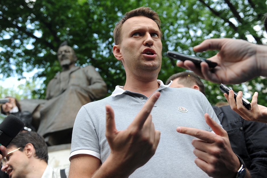 Алексей Навальный во время акции у памятника Абаю Кунанбаеву на Чистых прудах