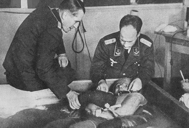 Врачи концлагеря Хольцленер (слева) и Зигмунд Рашер (справа) у бассейна с ледяной водой с экспериментальной жертвой в концлагере Дахау