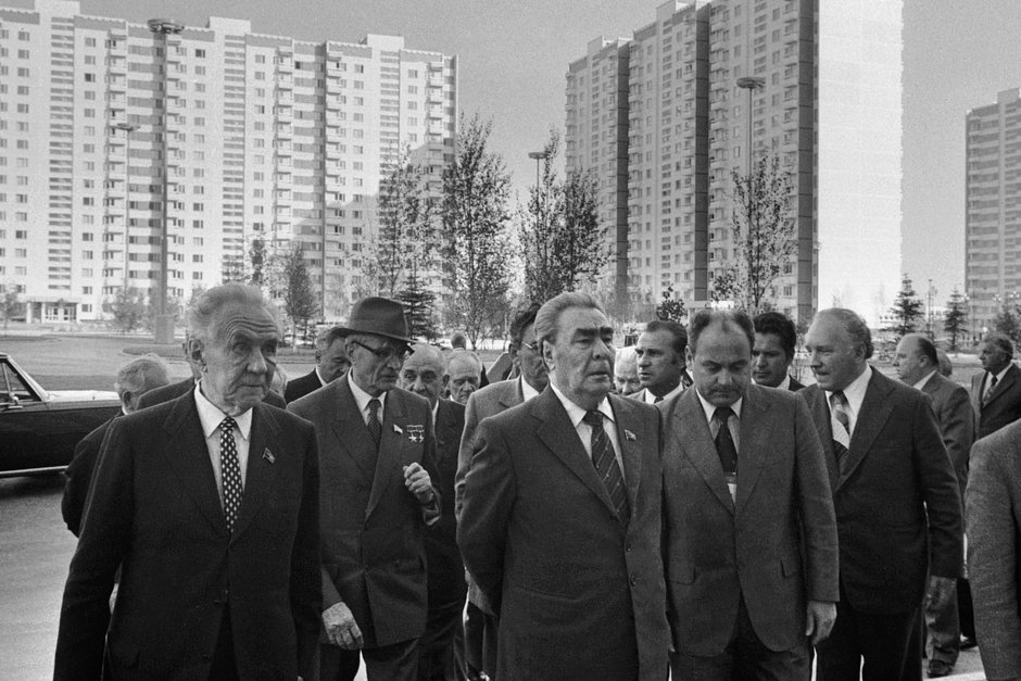 Руководители СССР отсматривают объекты Олимпийской деревни перед Играми 1980 года 