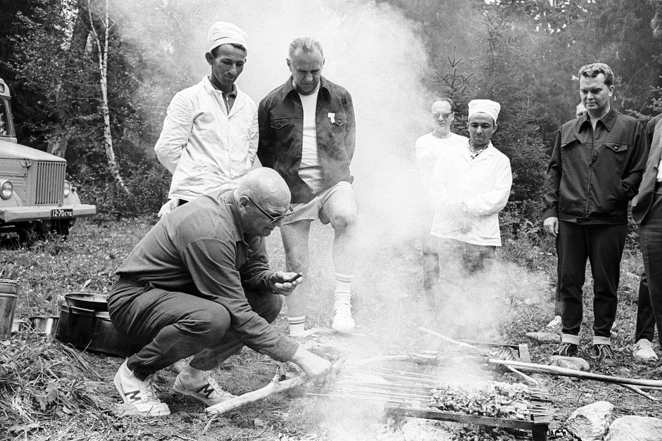 Косыгин и президент Финляндии Урхо Кекконен готовят шашлык, 1969 год