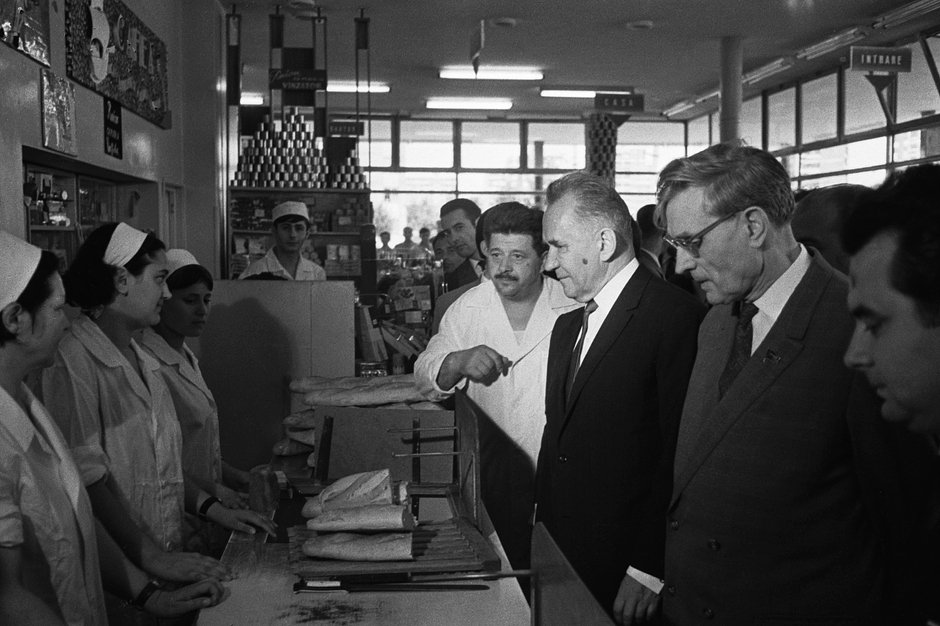 Косыгин и Михаил Суслов осматривают магазин в Румынии, 1970 год