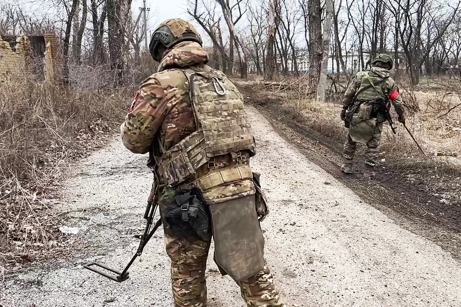 Разминирование дорог и зданий в Авдеевке военнослужащими инженерных подразделений группировки войск «Центр», 19 февраля 2024 года