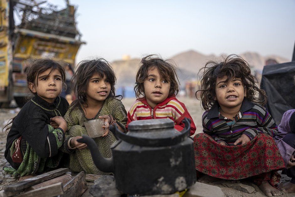 Дети-беженцы в лагере Торкхам, Афганистан, 4 ноября 2023 года