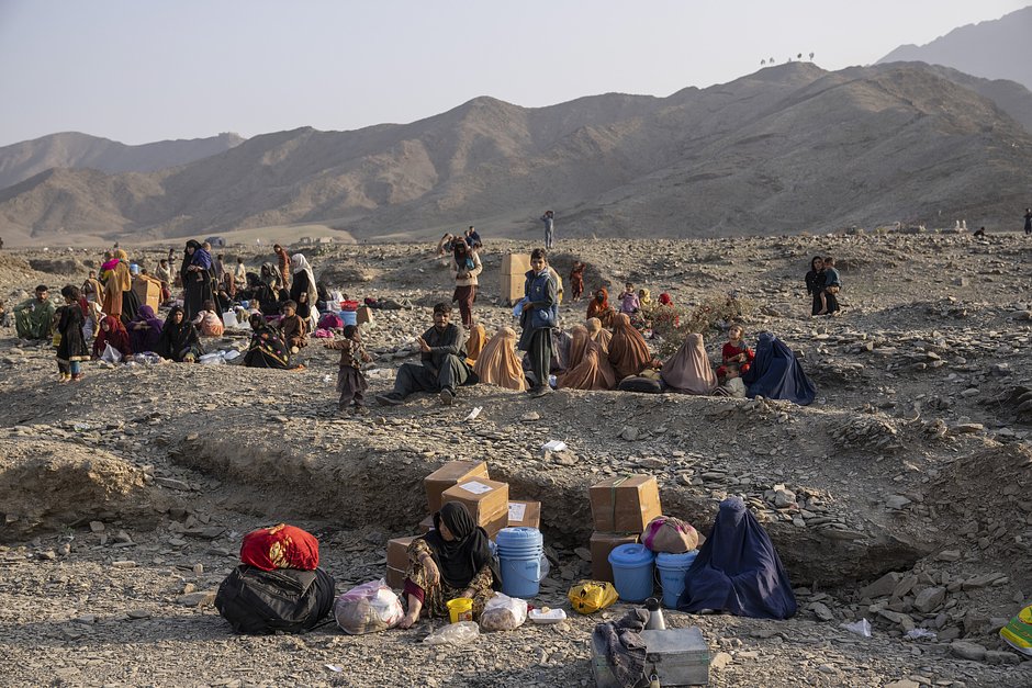 Афганские беженцы в лагере Торкхам недалеко от пакистано-афганской границы, Афганистан, 3 ноября 2023 года