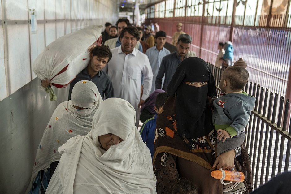 Афганские беженцы в лагере Торкхам недалеко от пакистано-афганской границы, Афганистан, 4 ноября 2023 года