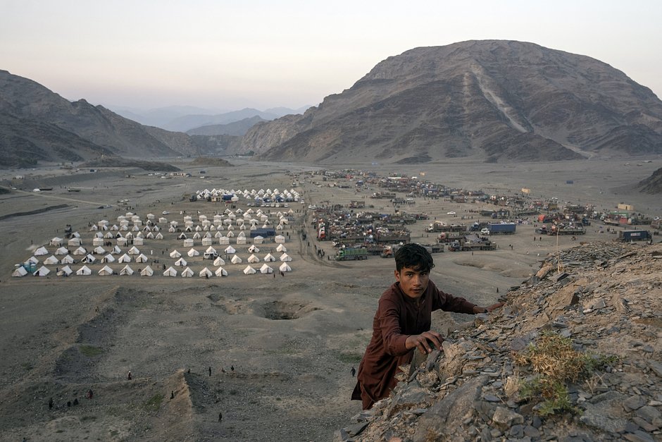Общий вид лагеря для беженцев на пакистано-афганской границе в Торкхаме, Афганистан, 3 ноября 2023 года