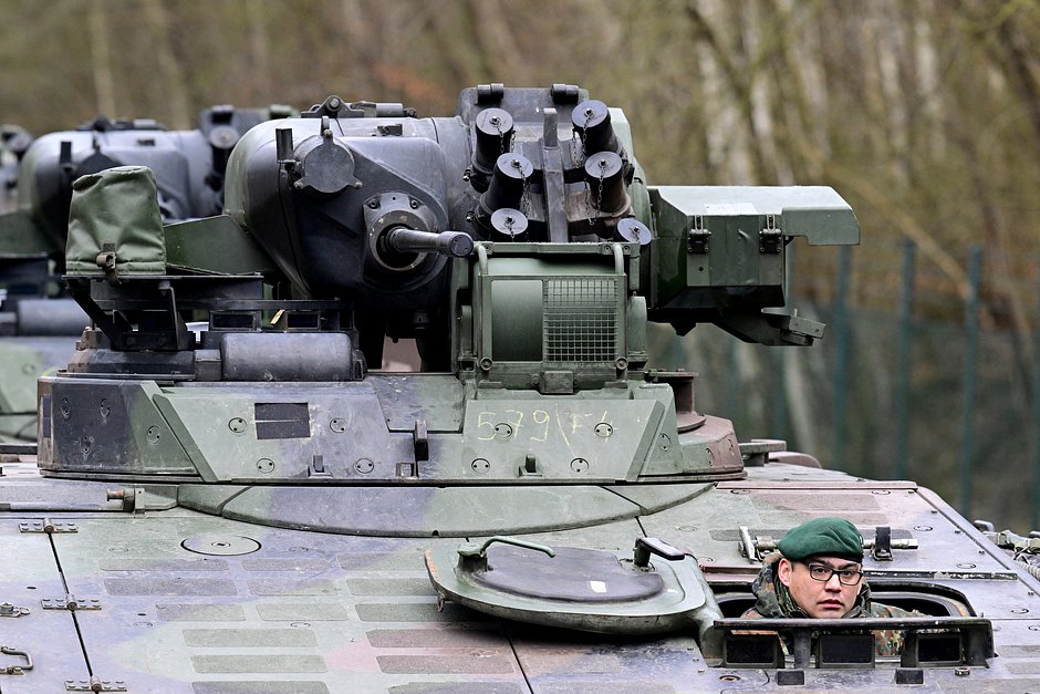 Боевые машины Marder принимают участие в учениях 1-й танковой дивизии во время Allied Spirit 24 в Хагенове, Германия, 20 февраля 2024 года