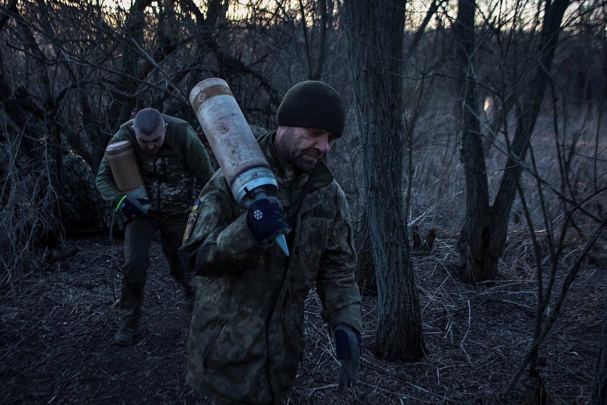 Украинские военнослужащие подносят снаряды для танка недалеко от линии фронта, 18 февраля 2024 года